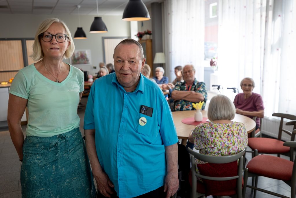 Fika som bryter ensamhet – RSMH gästar trygghetsboendet